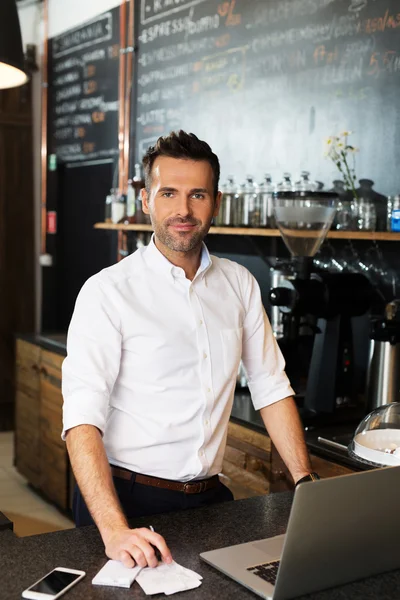 Proprietário de pequenas empresas trabalhando em seu café — Fotografia de Stock