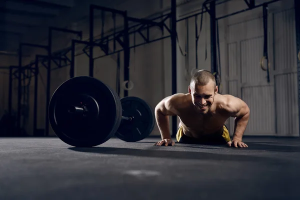 Mutlu bir adam eğitim burpees — Stok fotoğraf