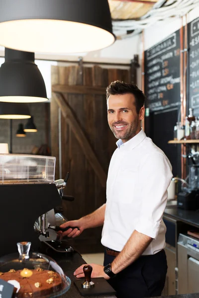 Hombre haciendo café en la cafetería — Foto de Stock