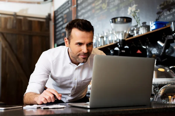 Ny business ägare räknar med intäkter — Stockfoto