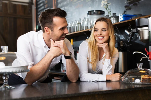 Barmenler behing bar konuşuyor — Stok fotoğraf