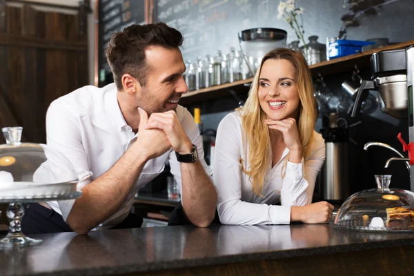 Barmannen praten achter de bar — Stockfoto