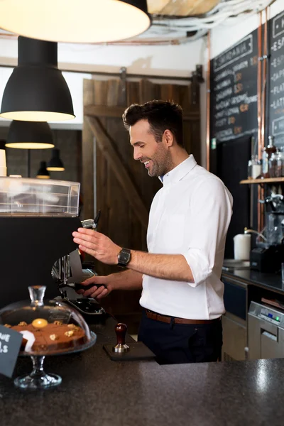 Homem feliz fazendo café — Fotografia de Stock