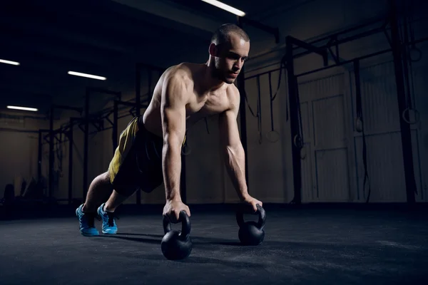 Atleet push-ups maken — Stockfoto