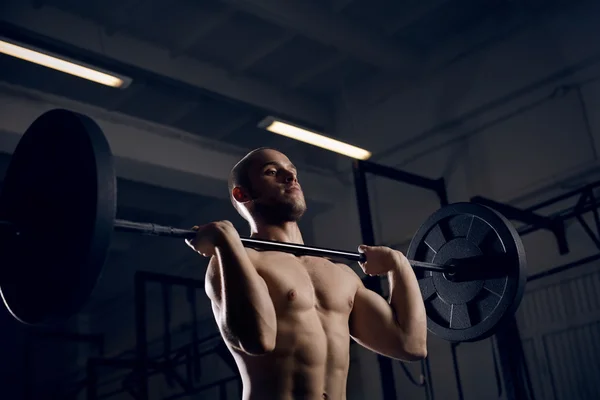 Atleta entrenamiento arrebatar ejercicio con barras — Foto de Stock