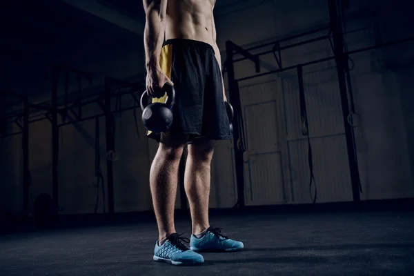 Muž stál s kettlebells — Stock fotografie