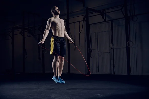 Male athlete skipping rope — Stock Photo, Image