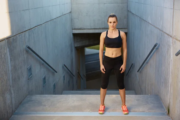 Jovem mulher concentrar antes de correr — Fotografia de Stock