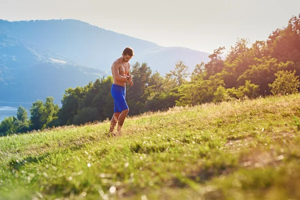 Atleta impostare il suo orologio — Foto Stock