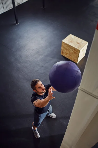 Αθλητής κάνει τοίχο μπάλα άσκηση — Φωτογραφία Αρχείου