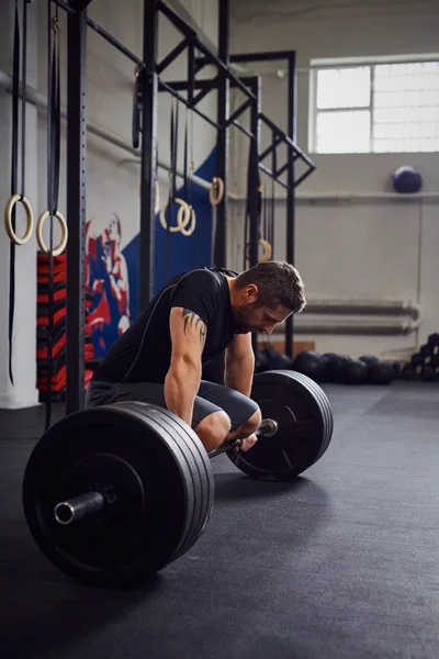 Atleta cansado após exercício de deadlift — Fotografia de Stock