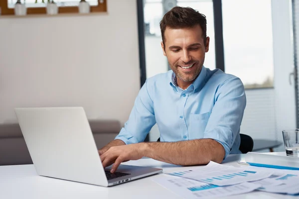 Gelukkig man aan het werk vanuit huis — Stockfoto