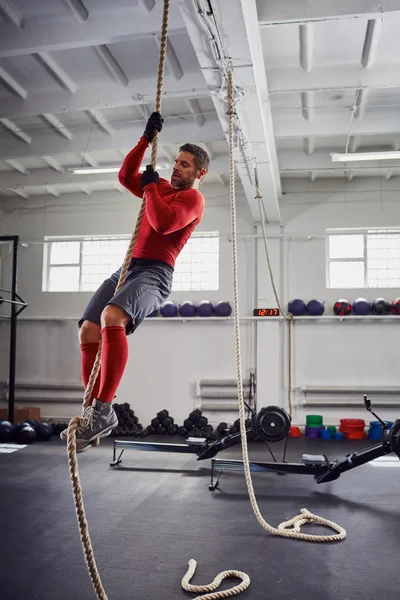 Mann macht Fitness-Seilkletterübung — Stockfoto