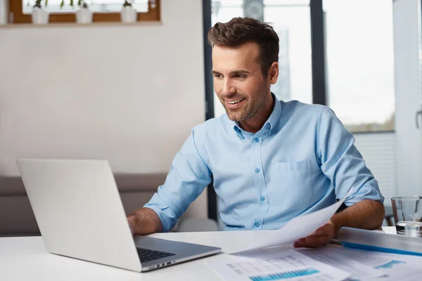 Man working from home on laptop — Stock Photo, Image