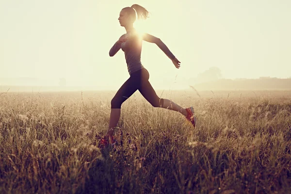 Jovem atleta feminina correndo — Fotografia de Stock