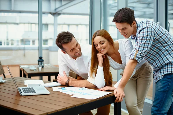 Gente de negocios trabajando — Foto de Stock