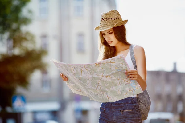 女游客阅读地图 — 图库照片