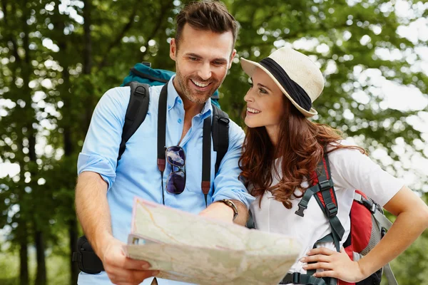 Happy couple hiking — Stock Photo, Image