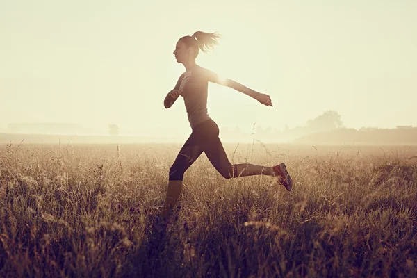 Mujer joven corriendo —  Fotos de Stock