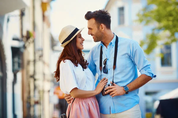 Lyckliga paret turister — Stockfoto