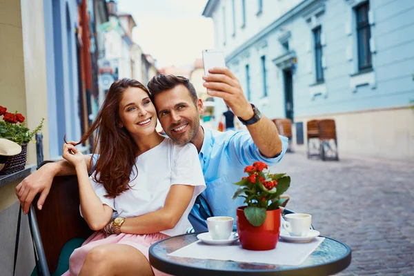 Op vakantie nemen selfie (echt) paar — Stockfoto