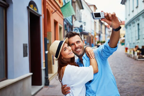 Couple heureux de touristes prenant selfie — Photo