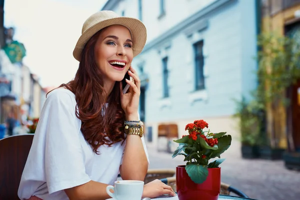 Gelukkig toeristische praten op mobiele telefoon — Stockfoto