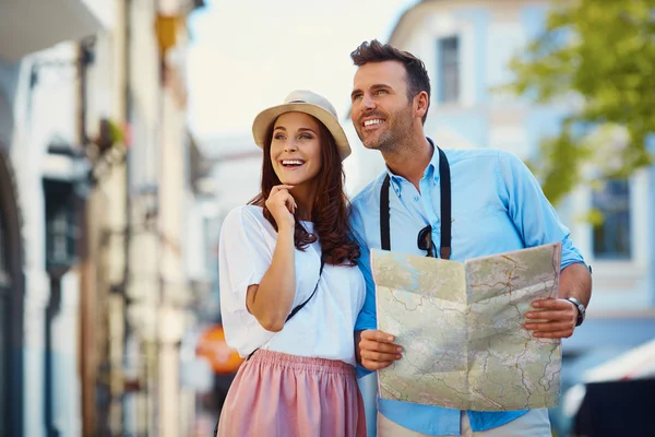 Couple with map visiting city — Stock Photo, Image