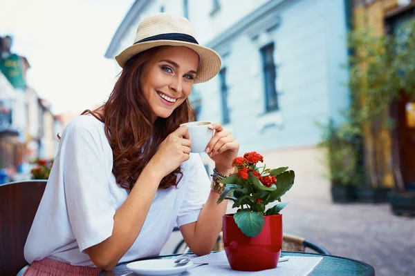 Attraktive Frau trinkt Kaffee — Stockfoto