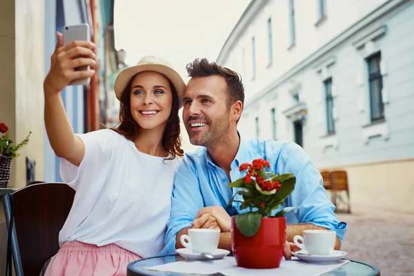 Felice coppia prendendo selfie — Foto Stock