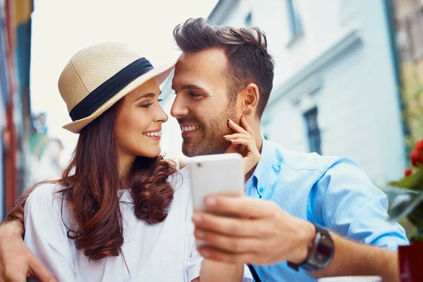 Bella coppia prendendo selfie — Foto Stock