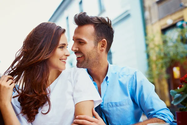 Attractive couple in the city — Stock Photo, Image