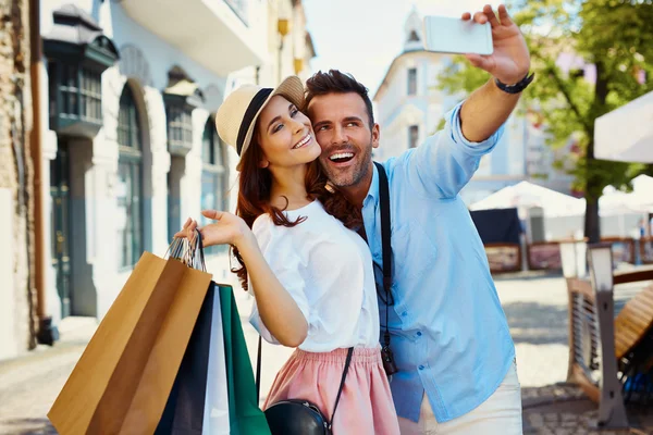 Pár přijetí selfie — Stock fotografie