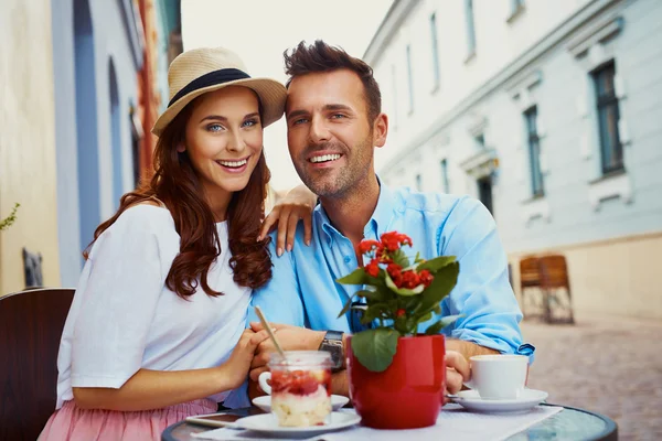 Happy tourists sitting in cafe — Stock Photo, Image