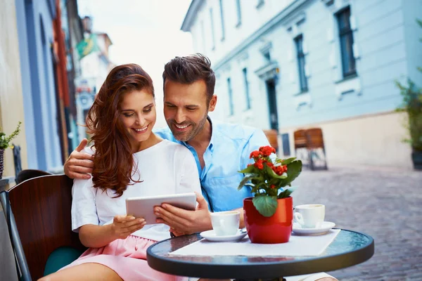 Gelukkige paar met digitale tablet — Stockfoto