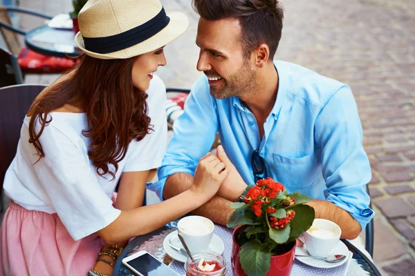 夫妇坐在咖啡馆中的爱情 — 图库照片