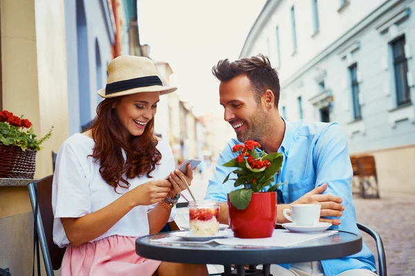 Pareja pasar tiempo en la cafetería al aire libre —  Fotos de Stock