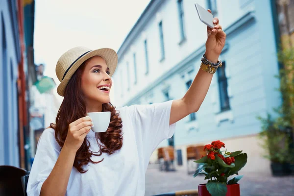 Gelukkig vrouwelijke toeristische nemen selfie — Stockfoto