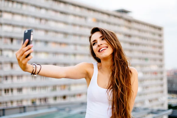 Frau macht Selfie auf dem Dach — Stockfoto