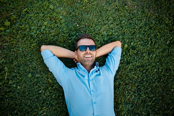 Homem atraente com óculos de sol relaxante — Fotografia de Stock