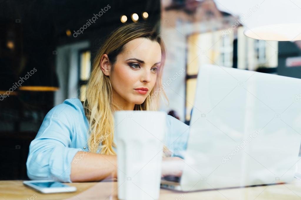 woman working on laptop at cafe