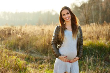 hamile kadın açık havada