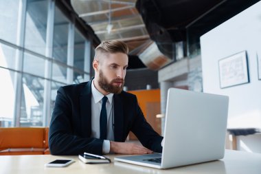 İşadamı dizüstü bilgisayarla çalışıyor