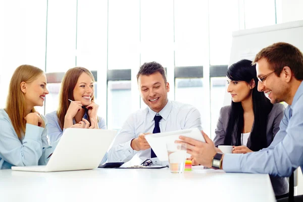 Empresários durante reunião — Fotografia de Stock