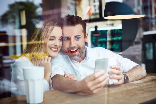 Couple s'amuser en utilisant un smartphone — Photo