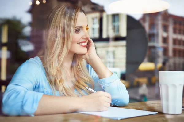 Hübsche Frau bei der Arbeit im Café — Stockfoto