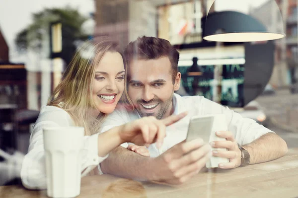 Paar nutzt Smartphone — Stockfoto