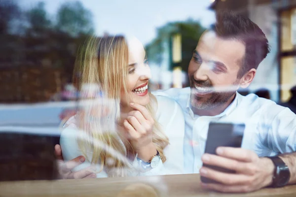 Casal no café rindo — Fotografia de Stock