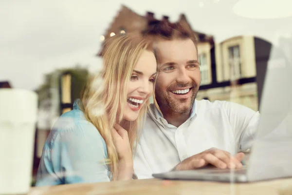 Casal feliz no café internet de navegação — Fotografia de Stock