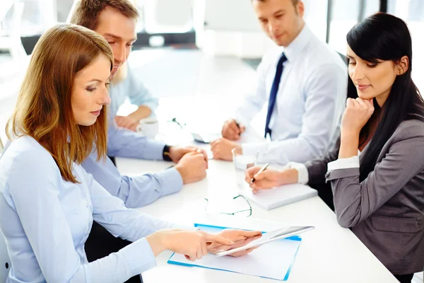 Business people working on digital tablet — Stock Photo, Image